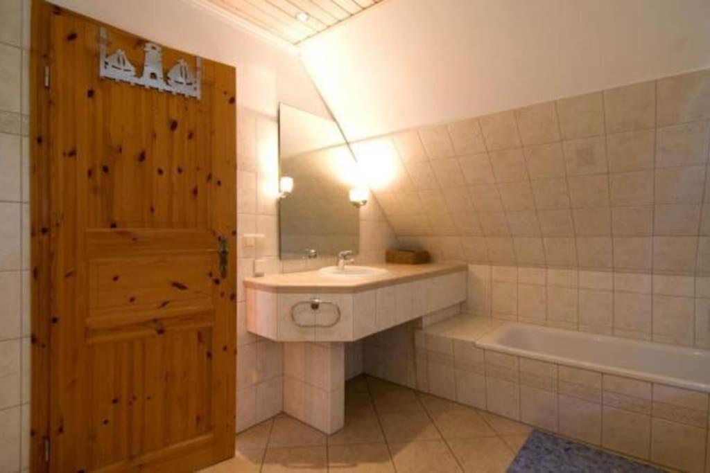 Trollhus - Grosses Familienfreundliches Ferienhaus Born Exterior foto